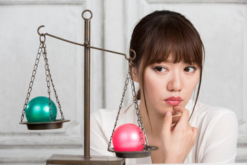 比較する女性