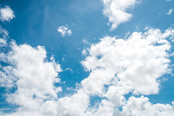 Obraz premium Summer sky and beautiful sun in the blue sky with clouds.