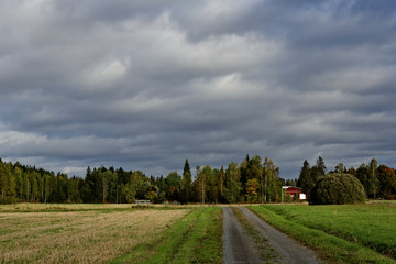 Obraz premium Stormy autumn weather with approaching clouds