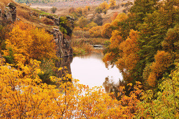 Obraz premium Fall season on the banks of the river