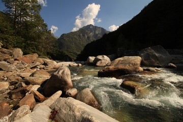 Im wilden Tal der Verzasca bei Locarno