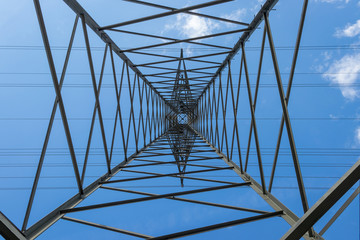 Strommast von unten mit blauem Himmel