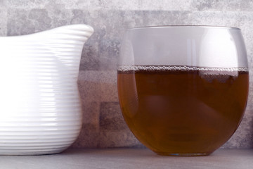 Teira con bicchiere di tè verde