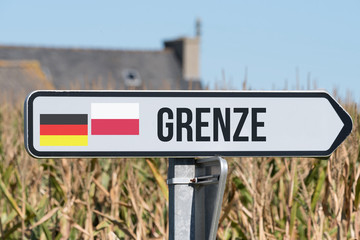 Ein Schild weist auf die Grenze zwischen Deutschland und Polen - obrazy, fototapety, plakaty