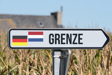 Ein Schild weist auf die Grenze zwischen Deutschland und Holland
