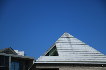 三角屋根の建物