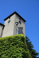 煙突のような家