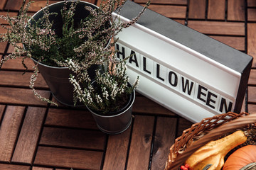 Napis. Halloween. Wrzosy. Koszyk. Dekoracja. Kompozycja. Jesień.  © Michał Magiera