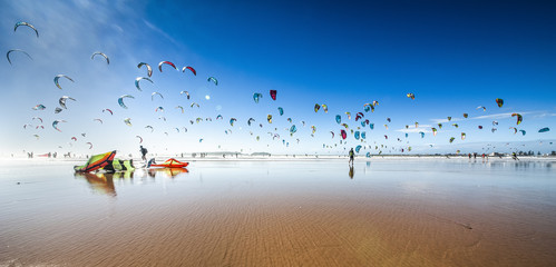Kite surfing at Essaouira Beach, Morocco - obrazy, fototapety, plakaty