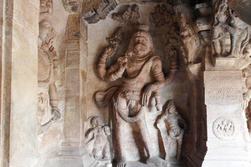 Барельефы на стенах пещерных храмов в Бадами, Индия  