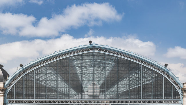 Vue de face de la gare st-Jean r&eacute;nov&eacute;e avec sa verri&egrave;re