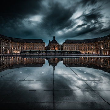 Miroir d'eau avec la place de la bourse et le tramway