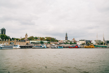 Naklejka premium Siteseeing an der Elbe am Hamburger Hafen in Hamburg