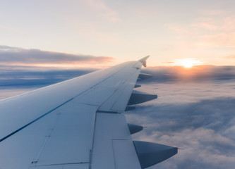 Naklejka na ściany i meble Sonnenaufgang im Flugzeug