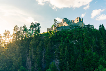 Alte Burgruine in den Alpen