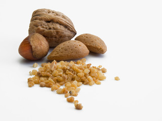 Nuez entera y rallada,  avellana y almendras con cáscara