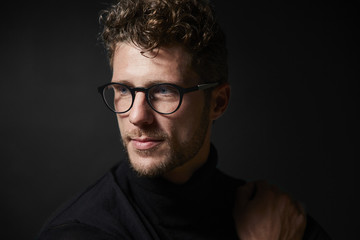 Obraz premium Smart guy in glasses, looking away
