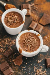 Fototapeten Leckeres heißes Schokoladengetränk in kleinen Tassen © nerudol