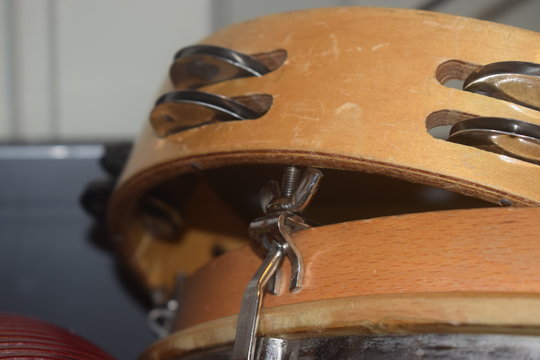 H&ouml;lzernes Tambourin Schellenkranz Musikinstrument alt