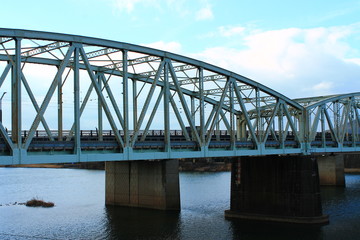 日本　愛知県犬山市　橋と電車