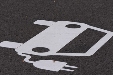 Kennzeichnung  für Elektroautos auf dem Parkplatz