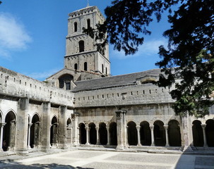 Fototapeta na wymiar Cloister of the church of Saint Trophime, Arles, France