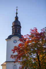 Kirchenspitze Mildenau blauer himmel herbst buntes Laub und Sonnenschein