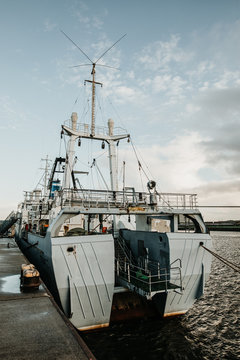 Fischerboot von hinten auf der Elbe Hamburg 