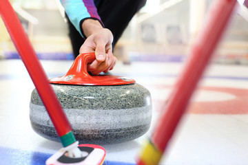 Granitowe kamienie do gry w curling. Gra w curling. Zawodnik gra w curling na lodowisku - obrazy, fototapety, plakaty