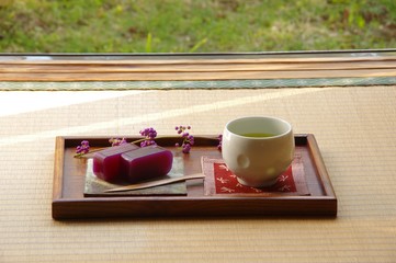 和室でリラックス　お茶と羊羹