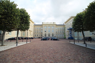 Naklejka premium Backside of palace paleis Noordeinde in Den Haag (The Hague) in the Netherlands with cars of the members of the parliament of the Netherlands.