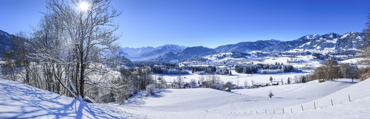 tief verschneite Landschaft bei Fischen im Allgäu