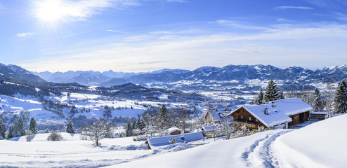 winterlicher Ausblick auf das verschneite Illertal bei Sonthofen