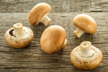 Braune Champignons auf rustikalen Holz