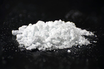 Effervescent tablet with detergent action as a tablet and crushed as a powder
