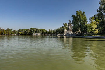 Fototapeta na wymiar Madrid: Estanque del Parque de El Retiro