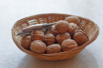 Cesta de nueces con cascanueces metálico