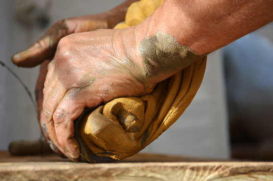 Mains et poterie en argile