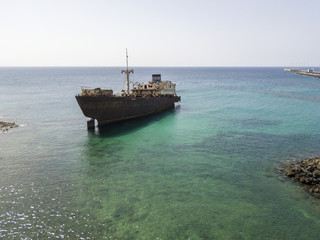 Obraz premium Vista aerea di un relitto di una nave nell’Oceano Atlantico. Particolari della nave visti da vicino. Relitto della nave da carico greca: Telamon; nei pressi di Arrecife a Lanzarote, Canarie, Spagna