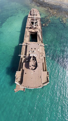 Vista aerea di un relitto di una nave nell’Oceano Atlantico. Particolari della nave visti da vicino. Relitto della nave da carico greca: Telamon; nei pressi di Arrecife a Lanzarote, Canarie, Spagna