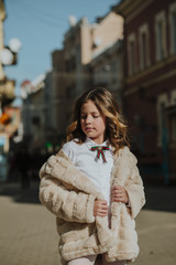 Obraz premium Walk around the city. A warm day. A cute child.