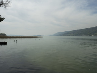 Fototapeta na wymiar Le lac de Bienne en Suisse aperçu depuis la petite ville bernoise de Nidau