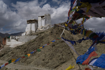 Gebetsfahnen im Wind vor einem hinduistischen Kloster in Ladakh, Indien