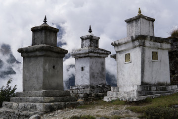 alter Hindu Schrein vor Wolken im nepalesischen Himalaja
