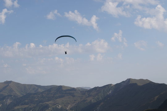 Paragliders into high mountains