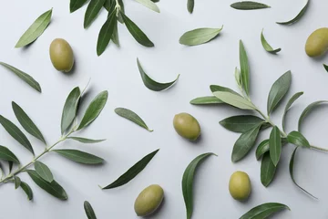Foto auf Leinwand Flat lay composition with fresh green olive leaves, twigs and fruit on light background © New Africa