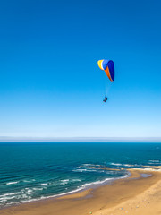 Fototapeta na wymiar Paragliding an der Küste bei Bilbao