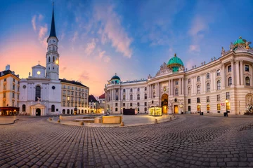 Foto op Aluminium Wenen, Oostenrijk. Stadsbeeld van Wenen, Oostenrijk met St. Michael& 39 s Church en gelegen op St. Michael Square tijdens zonsopgang. © rudi1976