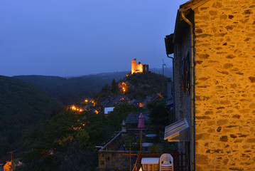 Vue de nuit sur le château de Najac (12270), département de l'Aveyron, en région Occitanie,...