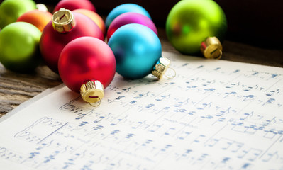 Altes handgeschriebenes Notenblatt mit vielen bunten Weihnachtskugeln, Weihnachten, xmas 